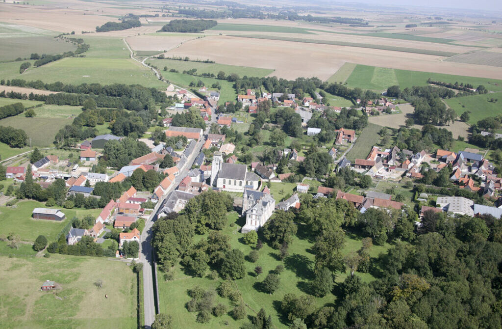Vue aérienne du village de Gouy en Artois